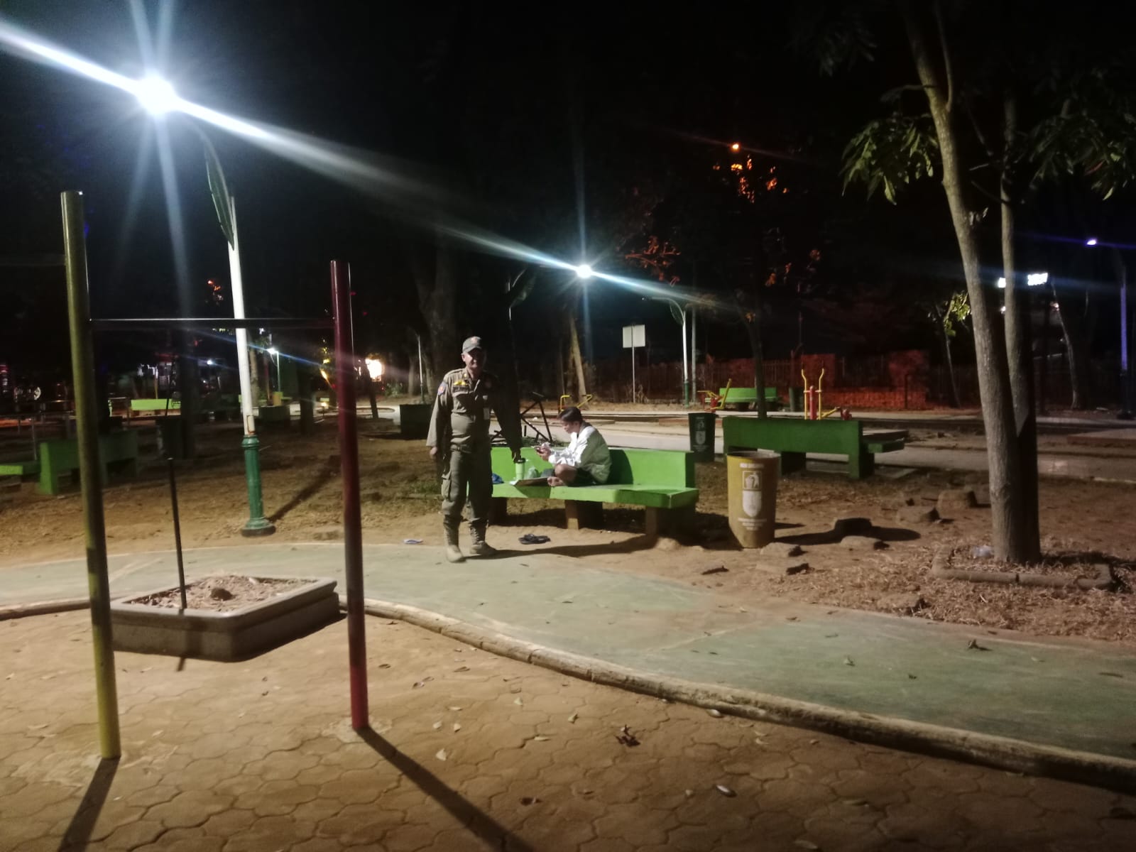 Patroli Shift III Satpol PP Himbau Pengunjung Taman Lansia untuk Segera Pulang